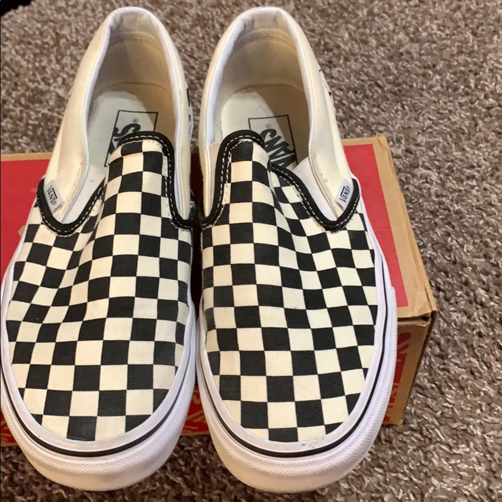 VANS OF THE WALL BLACK AND WHITE SLIP ON VANS